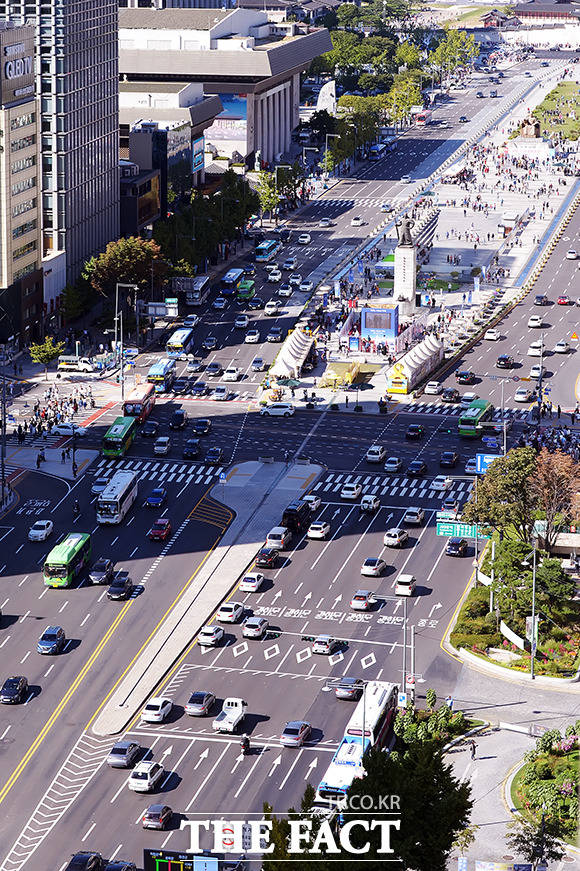 추석인 24일 오후 서울 중구 광화문과 남대문을 잇는 세종대로가 귀경차량이 늘어나면서 교통량이 점차 증가하고 있다. /이선화 기자