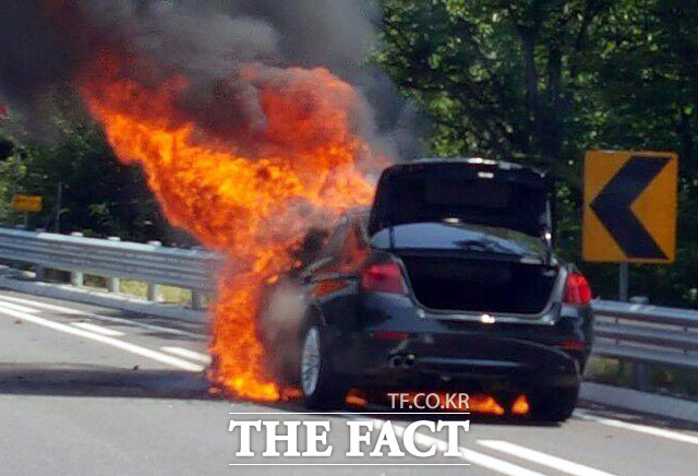 평창서 BMW 520d 주행 중 화재. 24일 강원도 평창군 방림면 방림리 치안센터 앞에서 주행 중이던 윤 모(40)씨의 BMW 520d 차량에서 화재가 발생했다. 위 사진은 기사 내용과 무관함. /더팩트 DB