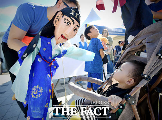 추석 연휴 넷째날인 25일 오후 서울 종로구 삼청로 국립민속박물관에서 한 아버지가 아이에게 전통민속 인형놀이를 펼치고 있다. /이덕인 기자