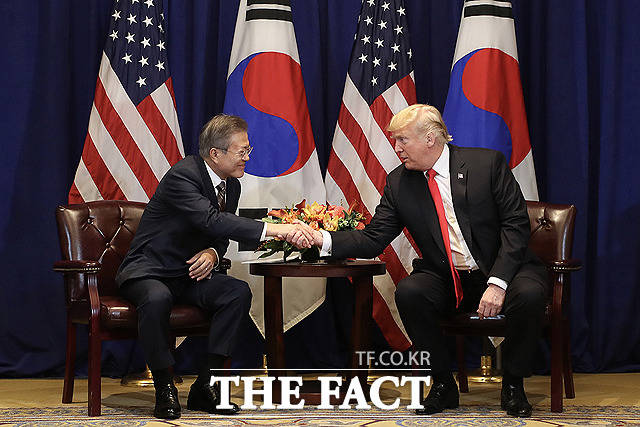 문재인 대통령(왼쪽)과 도널드 트럼프 미국 대통령이 24일 오후 (현지시간) 미국 뉴욕 롯데 뉴욕팰리스 호텔에서 정상회담을 하고 있다. / 청와대 제공