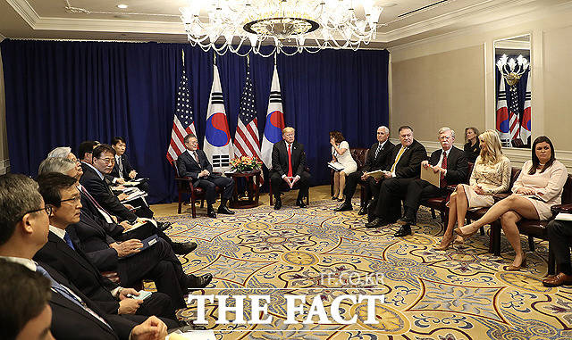 정상회담 갖는 문재인 대통령(왼쪽)과 도널드 트럼프 미국 대통령