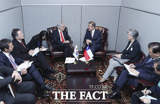 문재인 대통령(왼쪽 다섯번째)이 26일 오전(현지시간) 미국 뉴욕 유엔 양자회담장 부스에서 세바스티안 삐녜라 칠레 대통령(왼쪽 네번째)과 정상회담을 하고 있다.