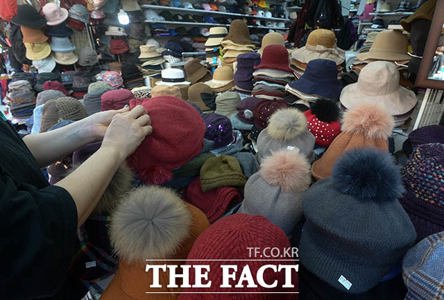 입고된 겨울용 털모자를 정리하는 한 상인