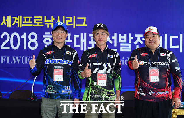 대회 유니폼 선보이는 김효철과 엄종필, 김학현(왼쪽부터) 프로