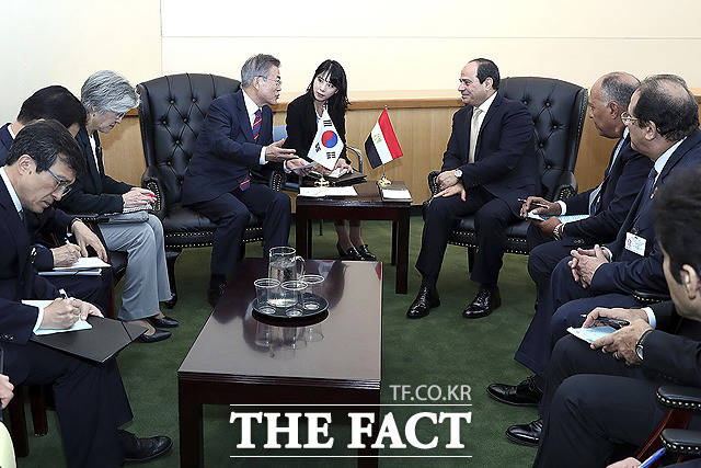 문재인 대통령(왼쪽 네번째)이 26일 오후(현지시간) 미국 뉴욕 유엔 양자회담장 부스에서 압델 파타 알시시(Abdel Fattah El Sisi) 이집트 대통령(왼쪽 여섯번째)과 정상회담을 하고 있다.