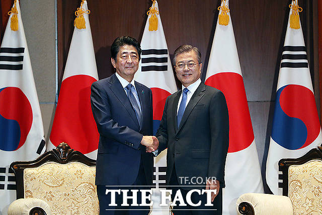 문재인 대통령(오른쪽)이 25일(현지시간) 오전 파커 뉴욕 호텔에서 아베 신조 일본 총리와 한일정상회담을 하고 있다.