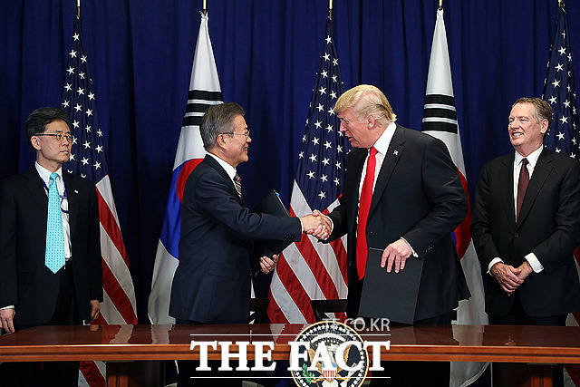 한-미 FTA 관련해 서명하는 문재인 대통령(왼쪽)과 도널드 트럼프 미국 대통령