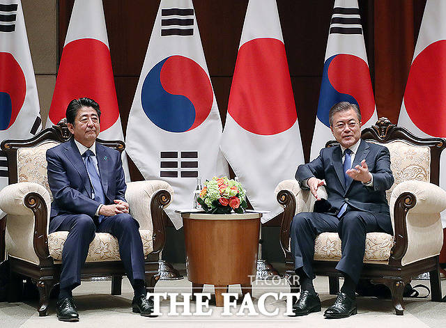 문재인 대통령(오른쪽)이 25일(현지시간) 오전 파커 뉴욕 호텔에서 아베 신조 일본 총리와 한일정상회담을 하고 있다.
