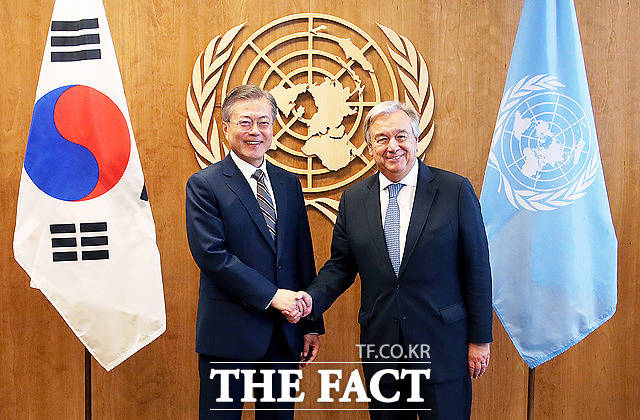 안토니우 구테흐스 유엔 사무총장과 악수하는 문재인 대통령(왼쪽)