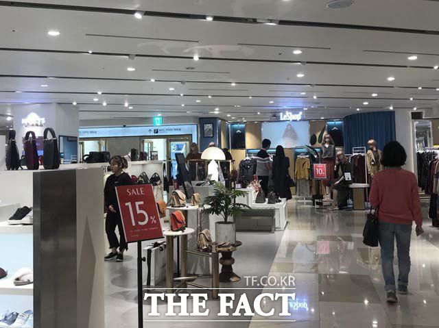 28일 2018코리아세일페스타가 막을 올렸지만 서울 도심 백화점을 방문한 쇼핑객들은 썰렁할 정도로 없었다. /명동=김서원 인턴기자