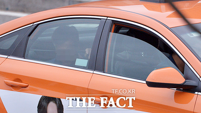 모든 도로에서 차량 전 좌석 안전띠 착용이 의무화된 28일 서울역 택시 승강장에서 뒷 좌석에 앉은 승객이 안전띠를 메고 있다. /문병희 기자