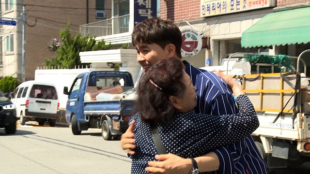 개그맨 박수홍(오른쪽)은 28일 첫 방송되는 KBS1 새 예능 프로그램 2018 TV는 사랑을 싣고 1회 게스트로 나선다. /KBS 제공