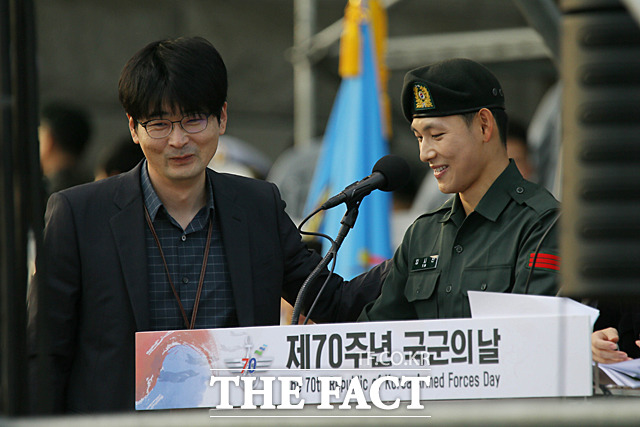 탁현민 청와대 선임행정관(왼쪽)이 임시완 상병을 격려하고 있다.
