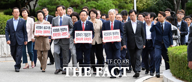 피켓을 들고 서초동 대법원에 항의 방문 중인 자유한국당 의원들. /남윤호 기자