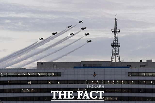 제70주년 국군의날 기념식 미디어데이 행사에서 공군 특수비행팀 블랙이글스가 국방부 상공을 비행하고 있다.