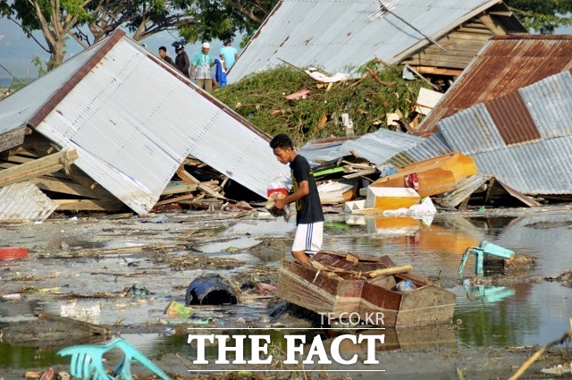 인도네시아 술라웨시 섬에서 발생한 규모 7.5의 강진과 1.5~2.0m 높이의 쓰나미로 목숨을 잃은 사람의 수가 급증한 것으로 나타났다. /팔루(인도네시아)=AP.뉴시스