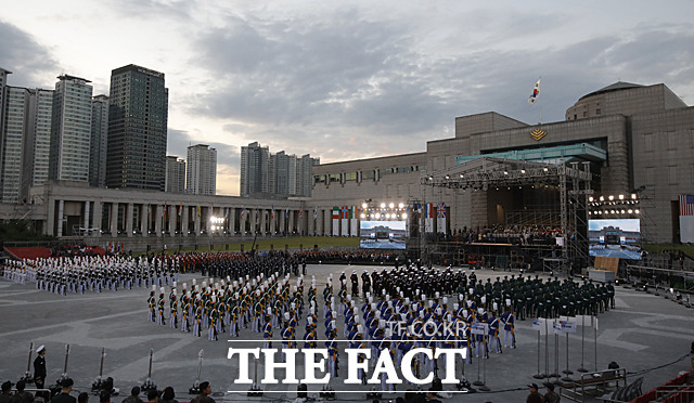 제70주년 국군의날 기념식 미디어데이 행사에서 의장대가 사열하고 있다.