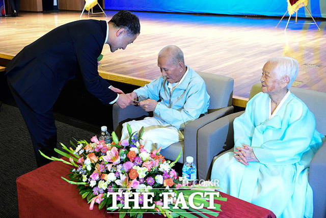 박능후 보건복지부 장관이 100세 대표 노인 유칠상 어르신과 박순자 어르신에게 대통령 축하 편지를 전달하고 있다.