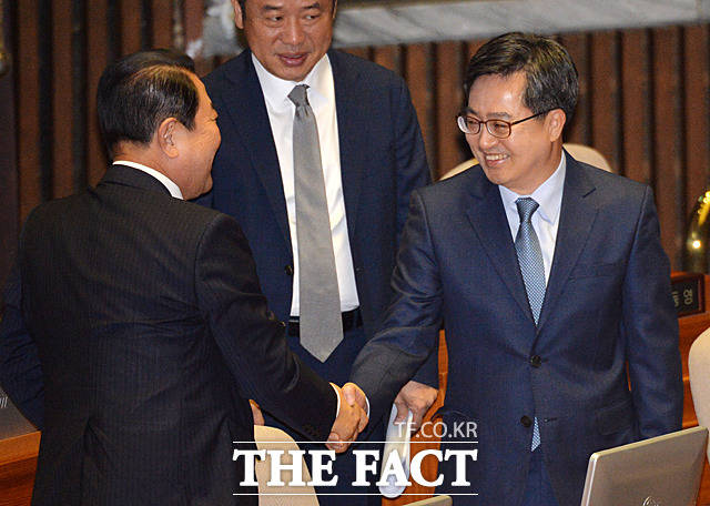 김동연 부총리 겸 기획재정부 장관(오른쪽)이 박주선 바른미래당 전 공동대표와 인사하고 있다.