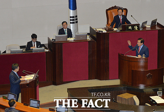 국회 경제분야 대정부질문이 2일 청와대 업무추진비 공개 논란의 당사자인 심재철(오른쪽) 자유한국당 의원의 본회의장과 김동연 경제부총리 겸 기획재정부 장관이 굳은 표정과 상기된 목소리로 약 30분간 공방을 벌였다. /국회=문병희 기자