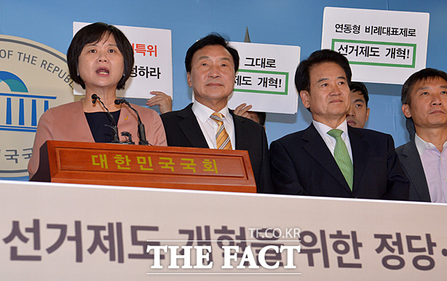 정치개혁특위 구성 촉구 및 연내 선거제도 개혁 결의 정당·시민사회 공동기자회견이 2일 서울 여의도 국회 정론관에서 열린 가운데 이정미 정의당 대표, 손학규 바른미래당 대표, 정동영 민주평화당 대표(왼쪽부터)가 선거제도 개혁을 촉구하고 있다. /국회=문병희 기자