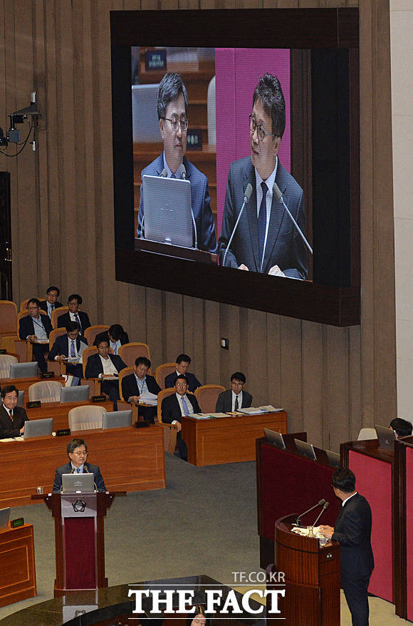 김동연 부총리 겸 기획재정부 장관(왼쪽)이 민병두 더불어민주당 의원의 질의에 답하고 있다.