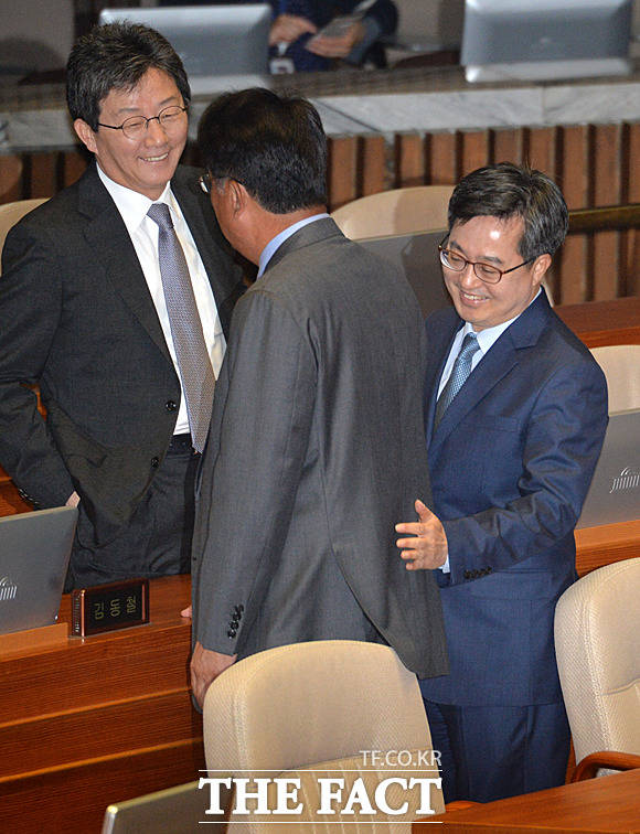 김동연 부총리 겸 기획재정부 장관(오른쪽)이 정진석 자유한국당 의원 뒤로 이동하고 있다.