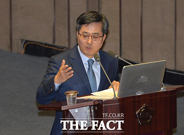 김동연 기획재정부 장관도 이날 심재철 의원의 공세에 단호한 목소리로 맞대응했다. /문병희 기자