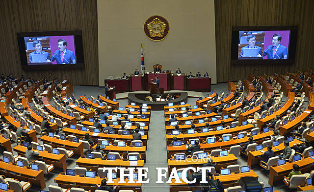 김동연 장관과 심재철 의원의 대정부질문이 진행되는 동안 여야 의원석에서도 고성과 욕설이 오갔다. /문병희 기자