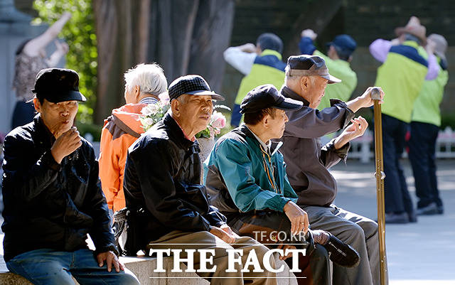 제22회 노인의 날인 2일 오전 서울 종로구 종로2가 탑골공원을 찾은 노인들이 그늘에 앉아 휴식을 취하고 있다. /이선화 기자