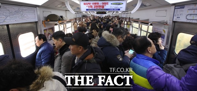 지하철 3호선 고장으로 현재 백석역과 삼송역 사이에 셔틀버스가 운행되는 등 시민들이 불편을 겪고 있다. 해당 기사와 무관함. /더팩트 DB