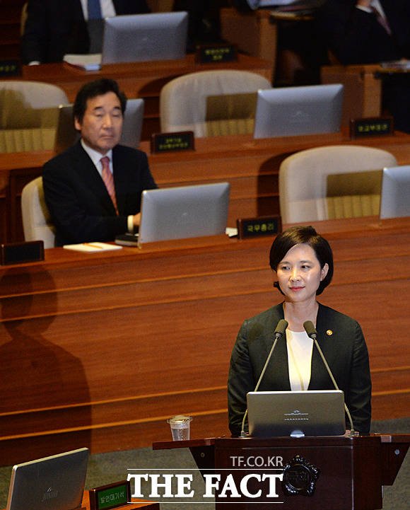 이 총리는 여론 반대를 무릅쓰고 임명을 강행했다는 비판에도 소신있는 발언을 고수해 눈길을 끌었다. 유 장관이 주광덕 한국당 의원의 질문을 듣고 있는 가운데, 이 총리가 이를 지켜보고 있다. /문병희 기자