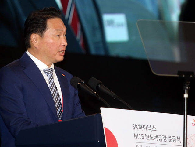 최태원 회장은 M15 반도체 공장 준공식 환영사에서 세계 최고 수준의 기술 혁신으로 4차 산업혁명의 핵심인 한국 반도체 경쟁력을 더욱 굳건히 유지해 나갈 것이라고 말했다. /SK하이닉스 제공