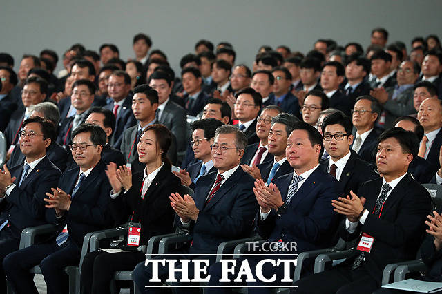 박수치는 문재인 대통령(왼쪽 네번째)과  최태원 SK회장(왼쪽 다섯번째)