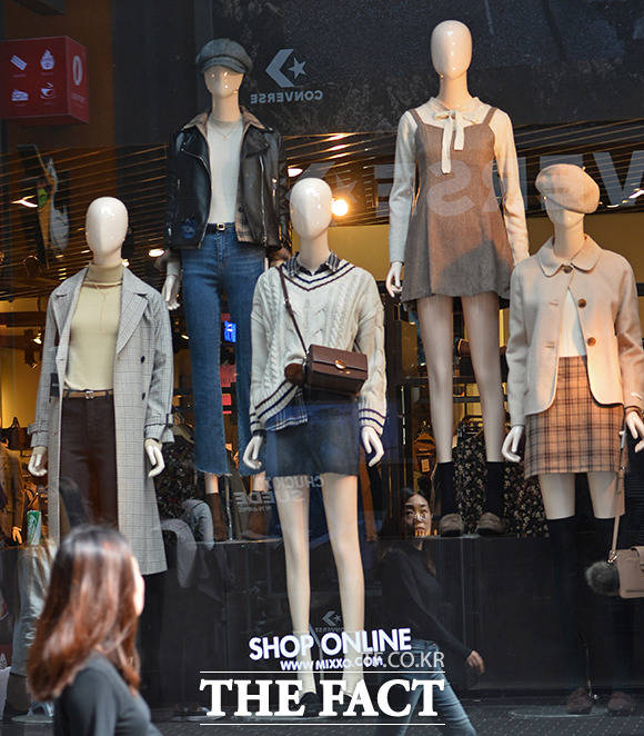 서울의 오전 기온이 16도로 완연한 가을 날씨를 보인 4일 오전 서울 중구 명동역 일대의 한 시민이 가을옷이 전시된 쇼윈도를 보며 거리를 걷고 있다. /이동률 기자