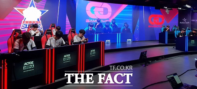 4일 오후 서울 강남구 액토즈 아레나에서 프로게임단 액토즈 스타즈 골드와 특별 초청팀 게임 오버가 모바일게임 왕자영요 쇼매치를 펼치고 있다.