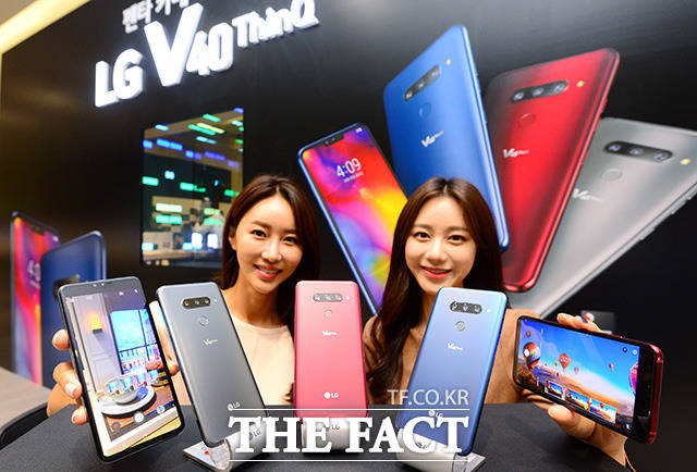 4일 오전 서울 강서구 마곡 LG사이언스파크에서 LG전자 전략 스마트폰 V40 ThinQ 공개 행사가 열린 가운데 모델들이 제품을 선보이고 있다. /남용희 기자