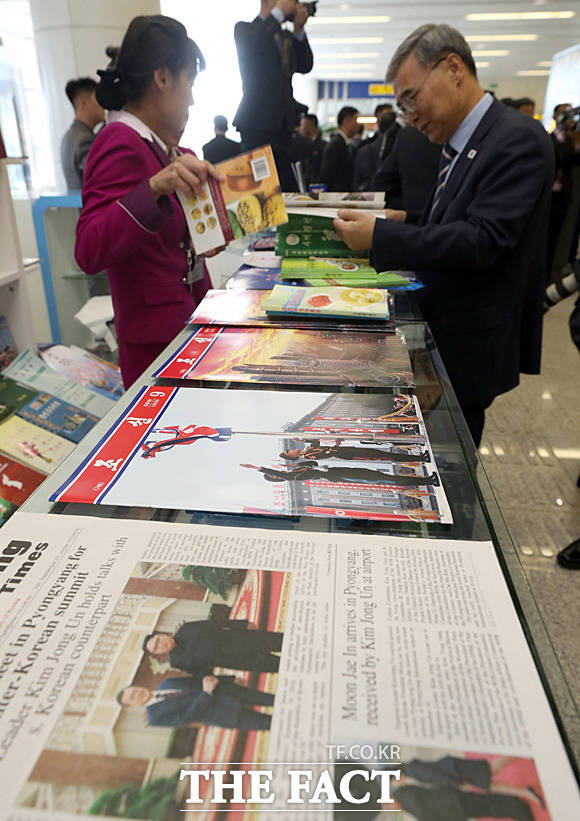 10.4 공동선언 민족통일대회에 참석하는 남측 대표단들이 평양 순안공항에서 출판 기념품을 구입하고 있다.
