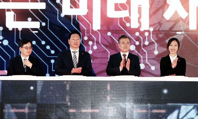 SK하이닉스가 4일 오전 충청북도 청주에서 신규 반도체 공장 M15 준공식을 개최했다. 왼쪽부터 김동연 경제부총리, 최태원 SK그룹 회장, 문재인 대통령. /SK하이닉스 제공