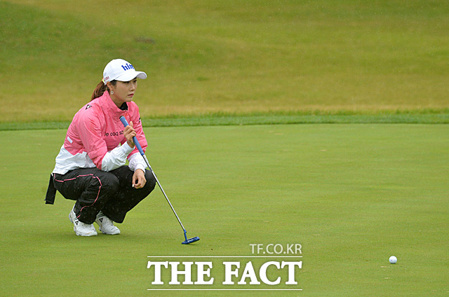 KLPGA투어 하이트진로 챔피언십 2라운드 경기가 5일 경기도 여주시 블루헤런골프클럽에서 열린 가운데 김하늘이 퍼팅을 준비하고 있다. /여주=문병희 기자