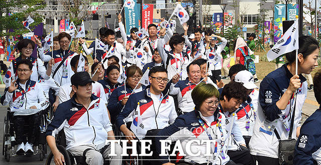 2018 인도네시아 장애인아시아경기대회 선수촌 입촌식이 열린 4일 오후(현지시각) 인도네시아 자카르타 선수촌에서 대한민국 선수단이 태극기를 흔들며 행사장에 입장하고 있다. / 자카르타=사진공동취재단