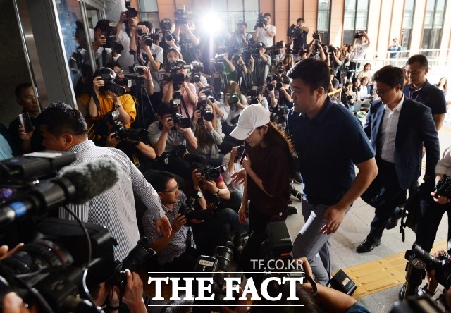 그룹 카라 출신 배우 구하라가 조사를 받기 위해 18일 서울 강남경찰석에 출석하고 있다. /문병희 기자