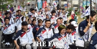 [TF포토] 태극기 흔들며 입촌하는 장애인아시아경기대회 선수단