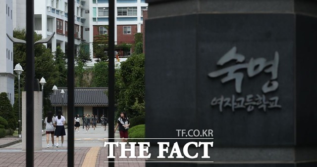 숙명여고 전임 교무부장 A씨는 자신의 딸인 숙명여고생 쌍둥이 자매들에게 시험문제를 유출한 의혹을 받고 있다. /뉴시스