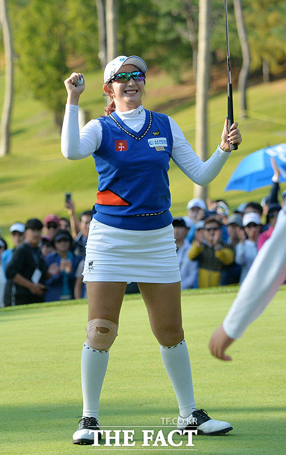 KLPGA투어 하이트진로 챔피언십 3라운드 경기가 7일 경기도 여주시 블루헤런골프클럽에서 열린 가운데 배선우가 18번 홀에서 우승을 확정 짓고 기뻐하고 있다. /여주=문병희 기자