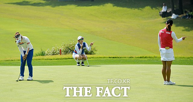 KLPGA투어 하이트진로 챔피언십 3라운드 경기가 7일 경기도 여주시 블루헤런골프클럽에서 열린 가운데 선두권인 이소영과 배선우, 인주연(왼쪽부터)이 퍼팅을 준비하고 있다. /여주=문병희 기자