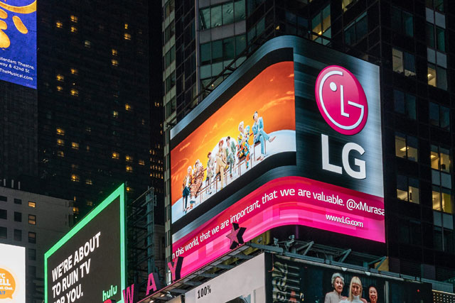 LG전자가 현지시간으로 6일 오후 10시부터 24시간 동안 미국 뉴욕 타임스스퀘어 LG전자 전광판에 방탄소년단의 뮤직비디오를 상영했다. /LG전자 제공