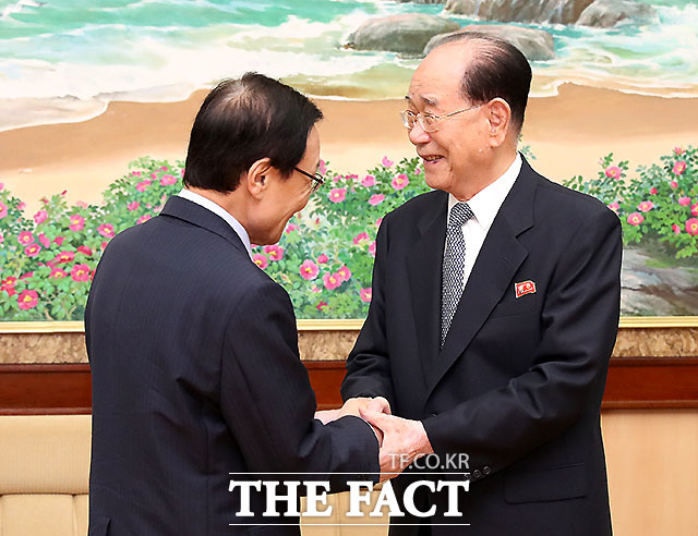 이해찬(왼쪽) 민주당 대표와 김영남 최고인민회의 상임위원장이 지난 5일 오전 평양 인민문화궁전에서 열린 10.4선언 발표 11주년 기념 민족통일대회를 마친 뒤, 간담회를 갖고 있다. /평양사진공동취재단