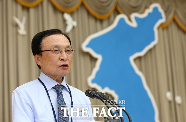 10·4 선언 11주년 기념행사 참석차 평양을 방문한 이해찬 더불어민주당 대표가 국가보안법 재논의를 언급해 논란이다. 지난 4일 오후 평양 인민문화궁정에서 열린 10.4 선언 11주년 기념 민족통일대회 합동만찬에서 인사말을 하고 있는 이 대표. /평양사진공동취재단