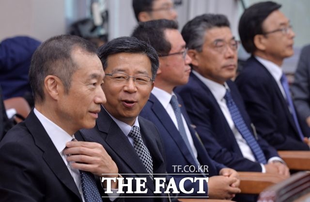 지난해 국토교통위원회 국정감사에서 최치훈 당시 삼성물산 사장(왼쪽부터), 임병용 GS건설 사장, 조기행 SK건설 부회장, 강영국 대림산업 대표이사, 정수현 당시 현대건설 대표이사가 증인으로 출석했다. /더팩트 DB